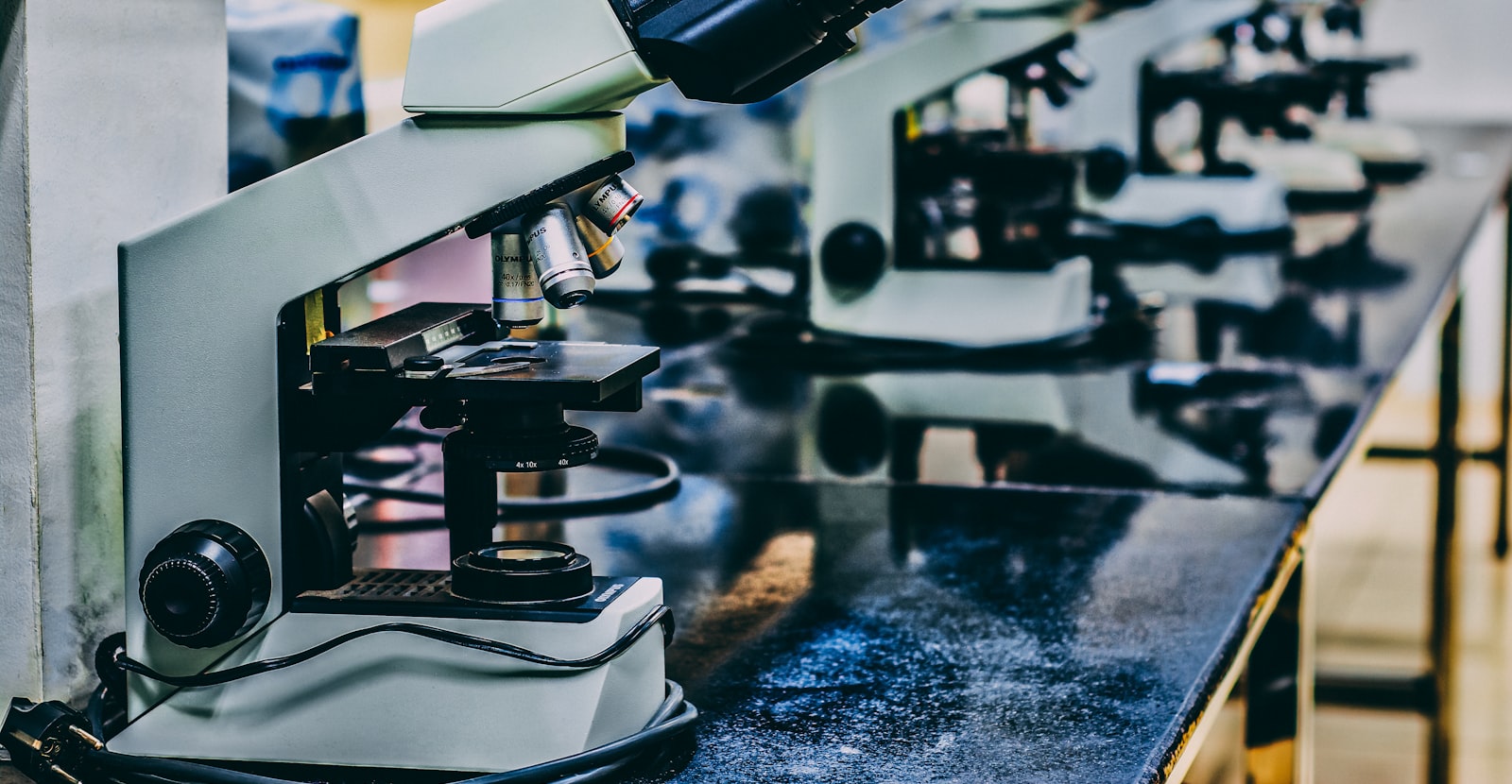 Mikroskopy v laboratoři — ilustrace k biotechnologickému výzkumu